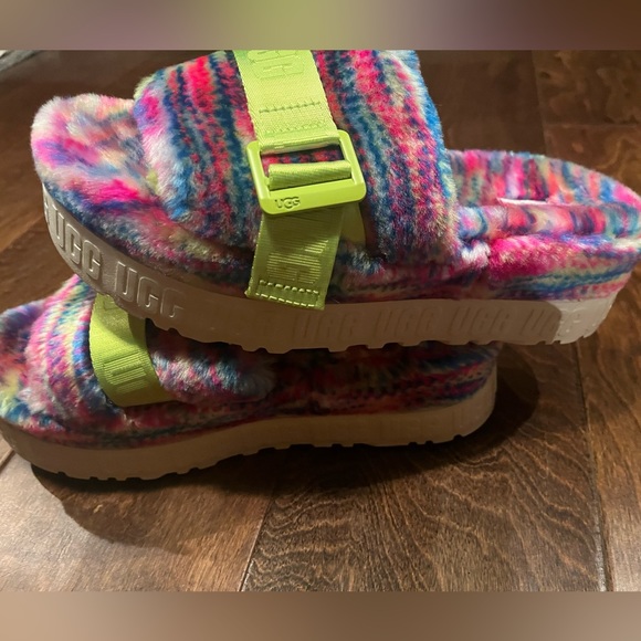Ugg women 8 multicolor logo platform fluffita pixelate NWOB buckle new w/out box - Picture 4 of 7